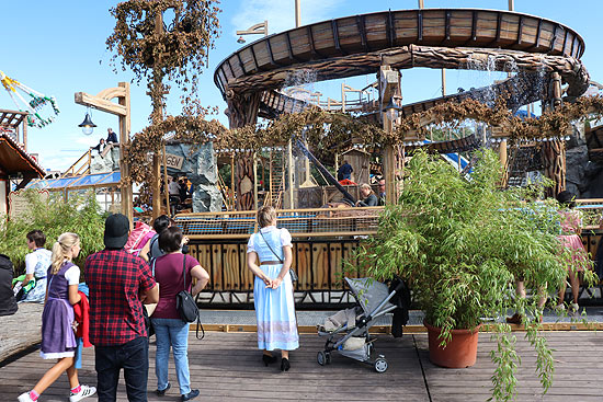 Wildwasserbahn Meyer-Steiger auf dem Oktoberfest 2019 in der Schaustellerstrasse (©Foto: Martin Schmitz)